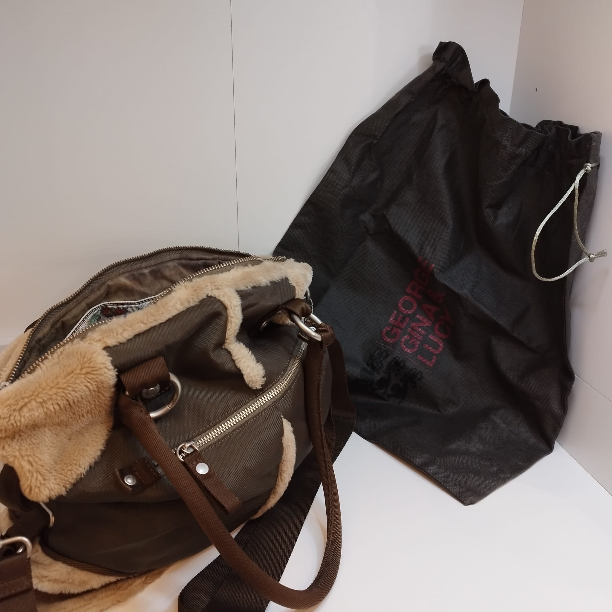 George Gina & Lucy Handtasche