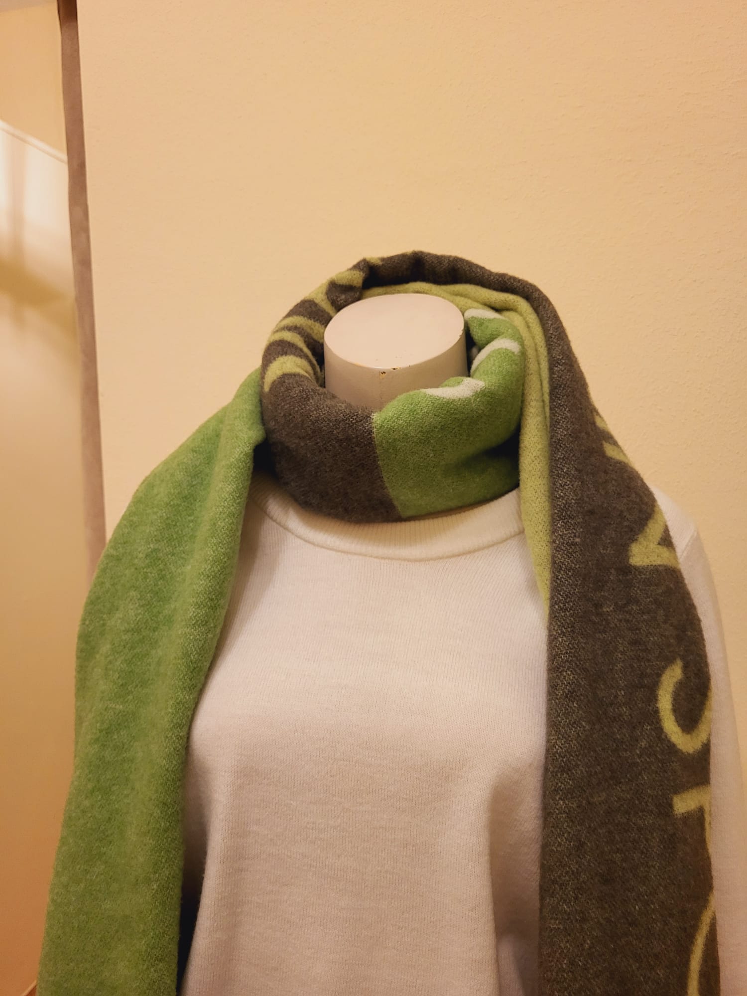 NEU - Marc Cain Schal