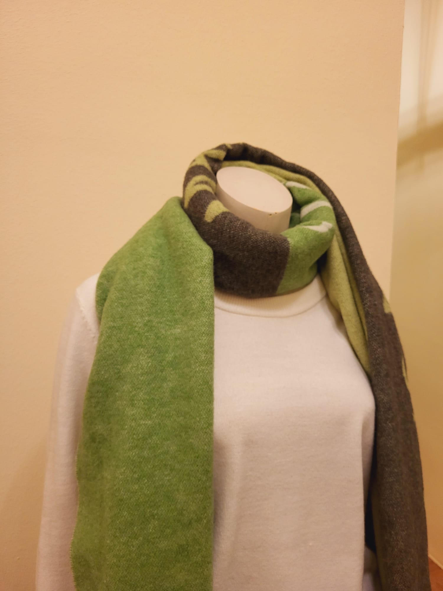 NEU - Marc Cain Schal