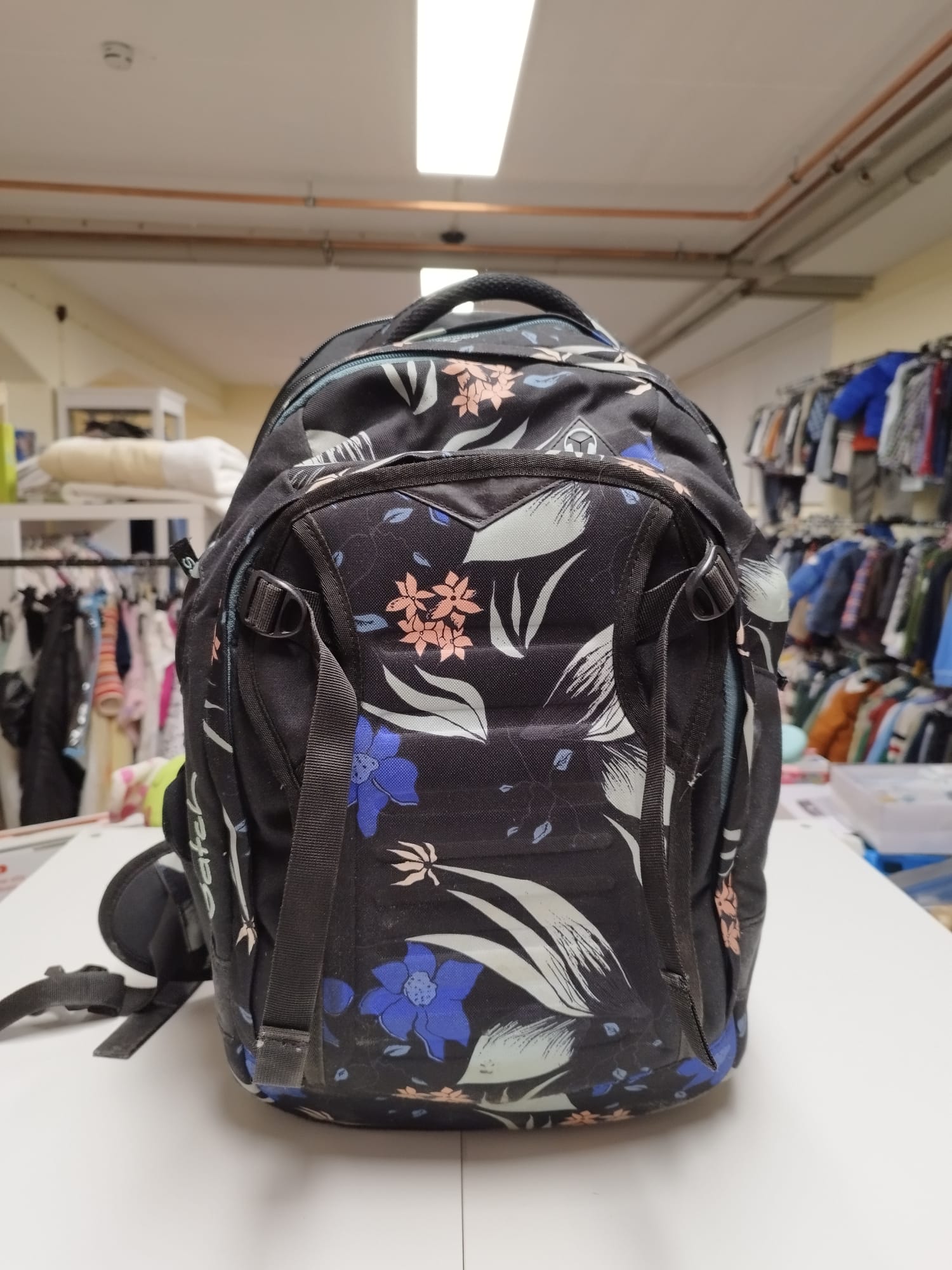 SATCH Rucksack schwarz mit Blumen