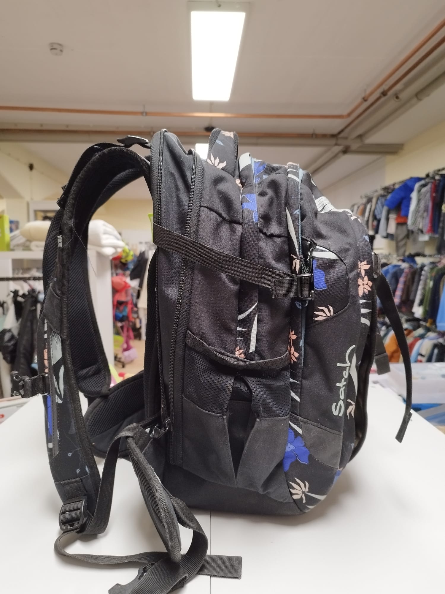 SATCH Rucksack schwarz mit Blumen