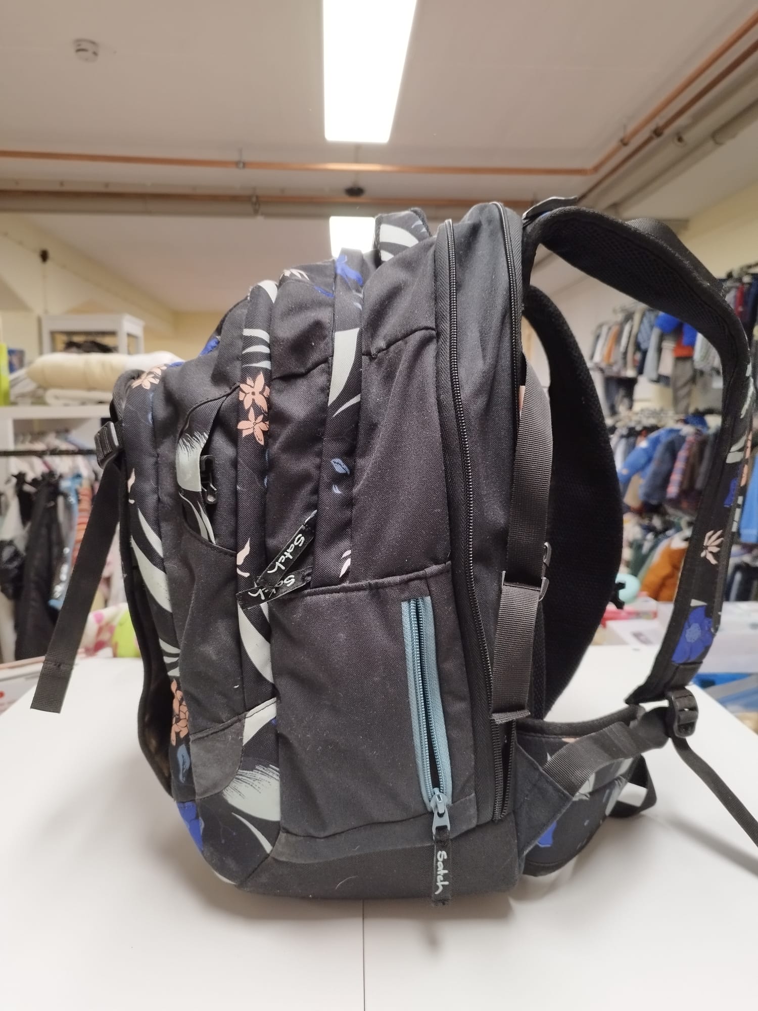 SATCH Rucksack schwarz mit Blumen