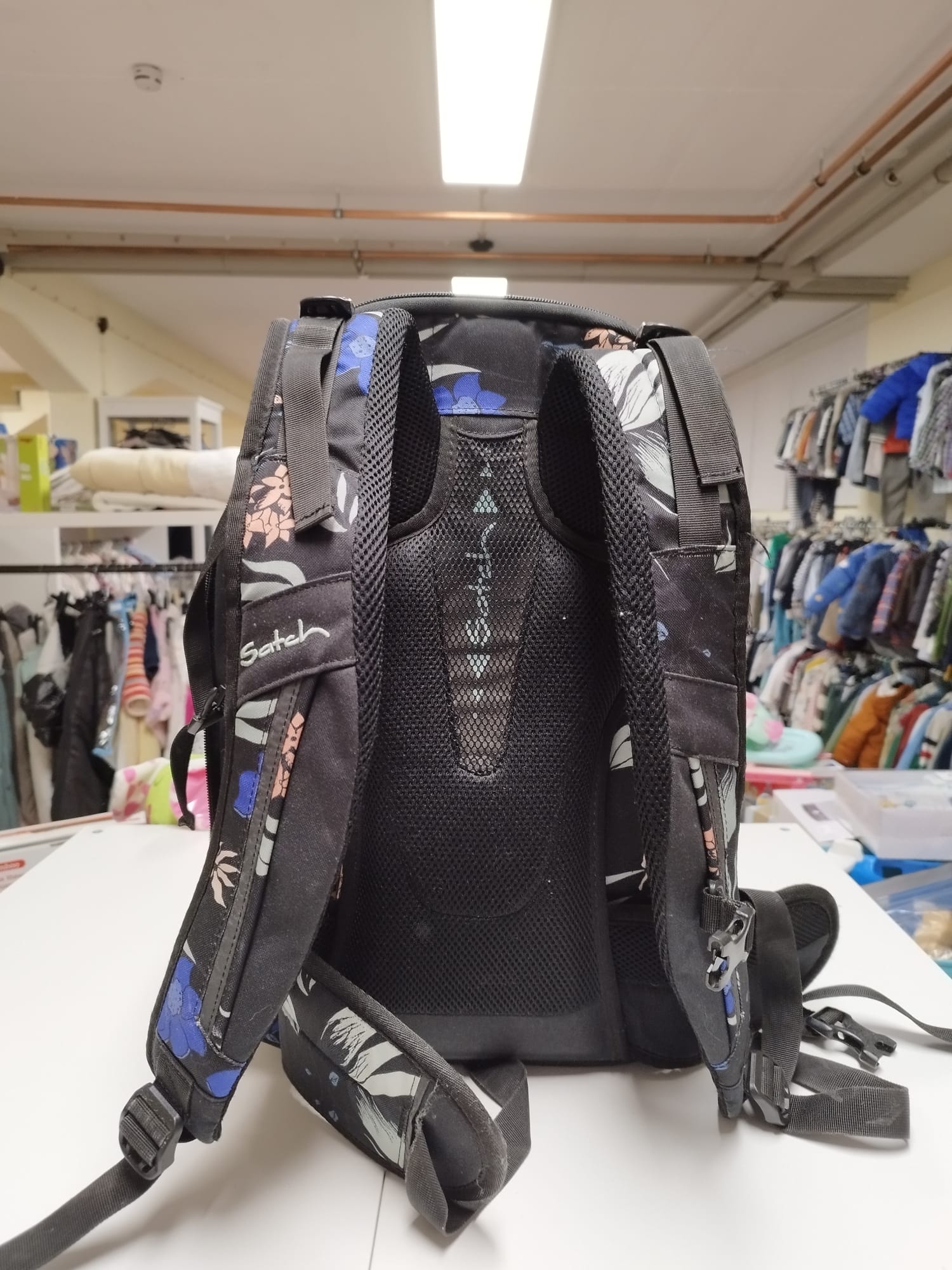 SATCH Rucksack schwarz mit Blumen