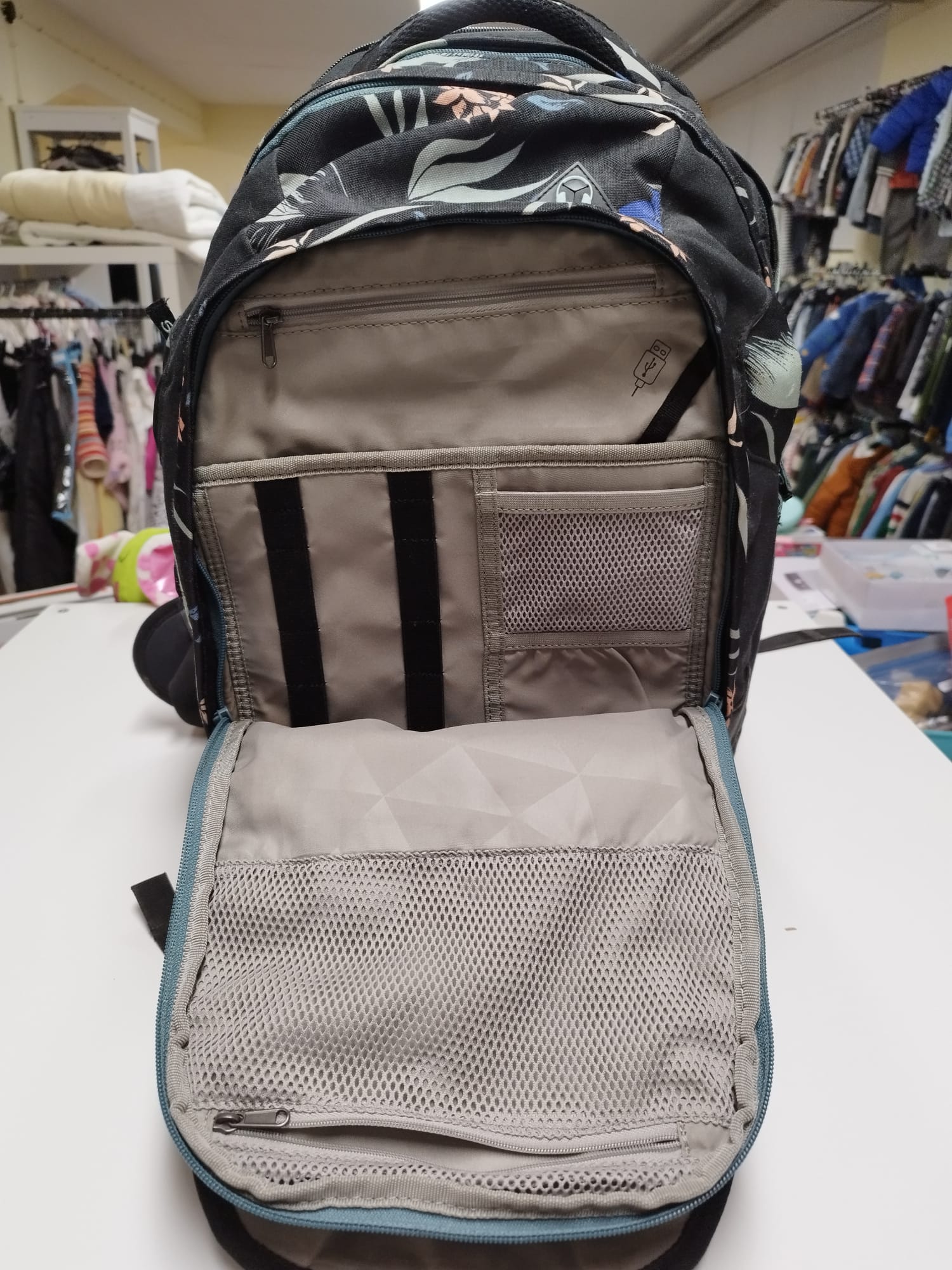 SATCH Rucksack schwarz mit Blumen