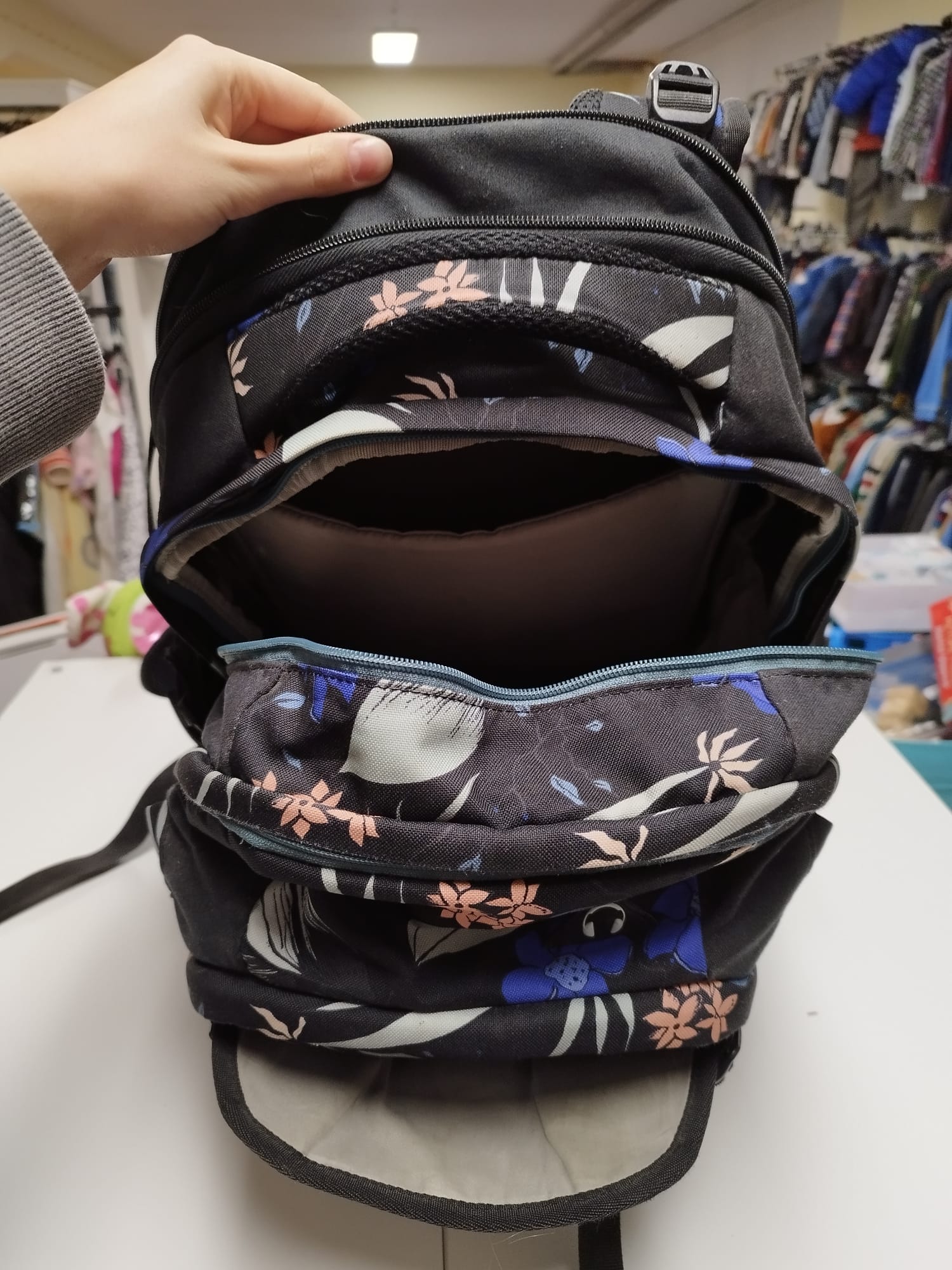SATCH Rucksack schwarz mit Blumen