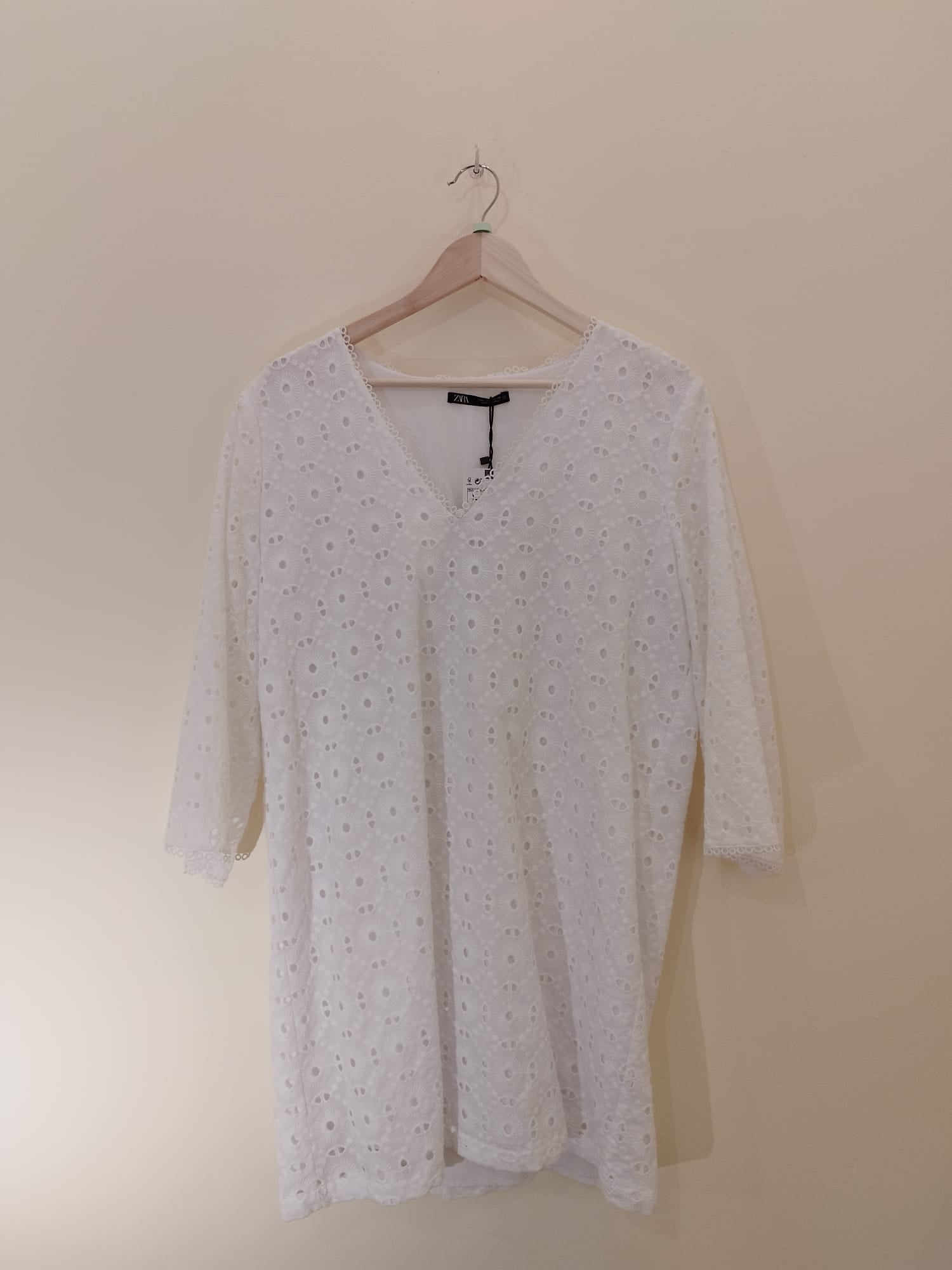 NEU - ZARA Mini Swing Kleid mit V-Front und Lochstickerei