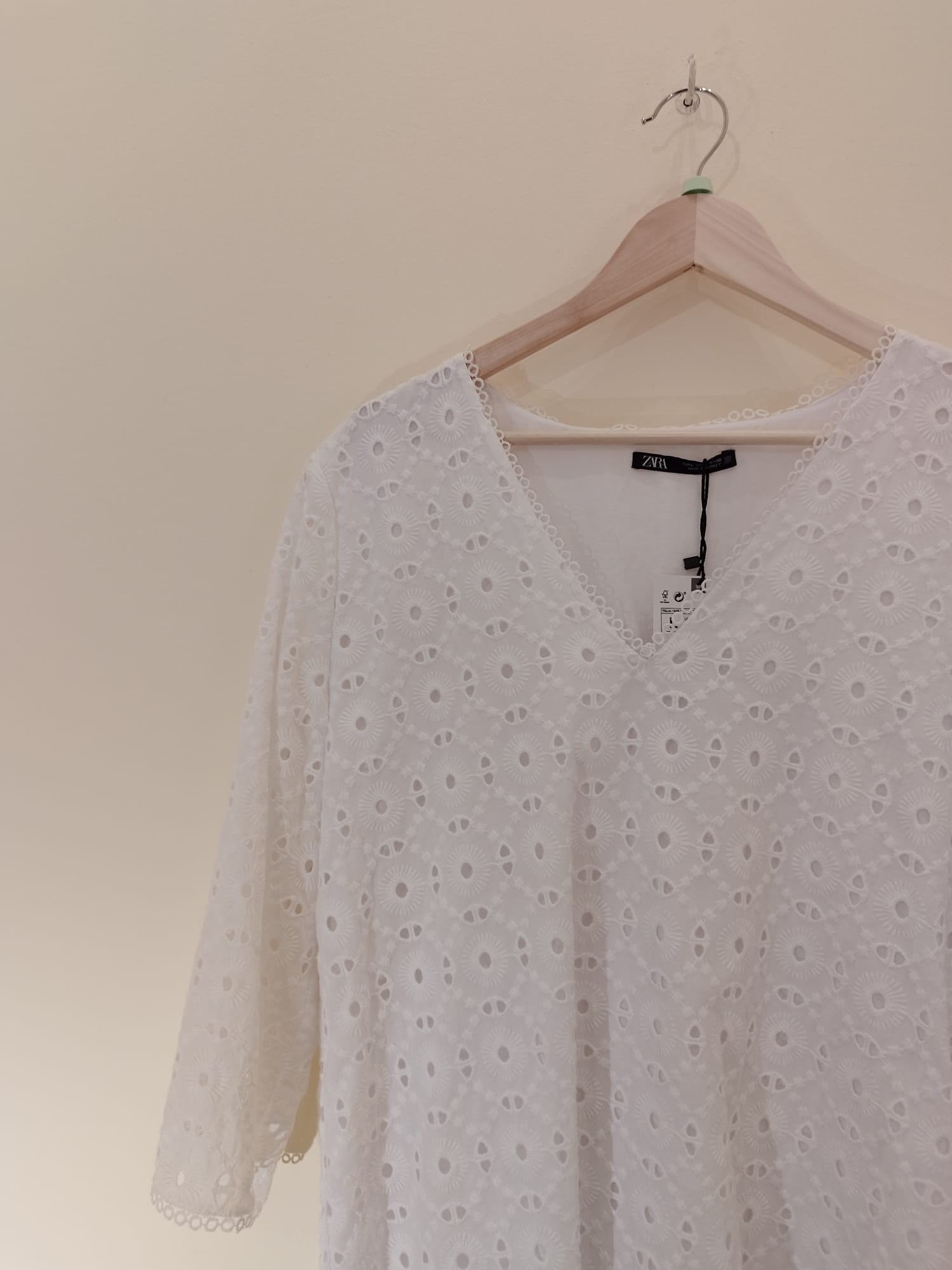 NEU - ZARA Mini Swing Kleid mit V-Front und Lochstickerei