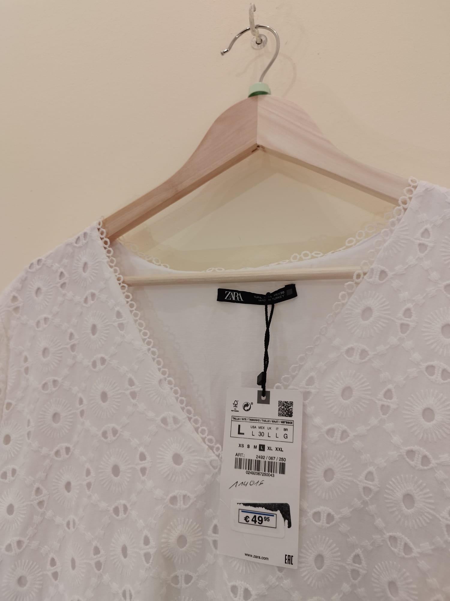 NEU - ZARA Mini Swing Kleid mit V-Front und Lochstickerei