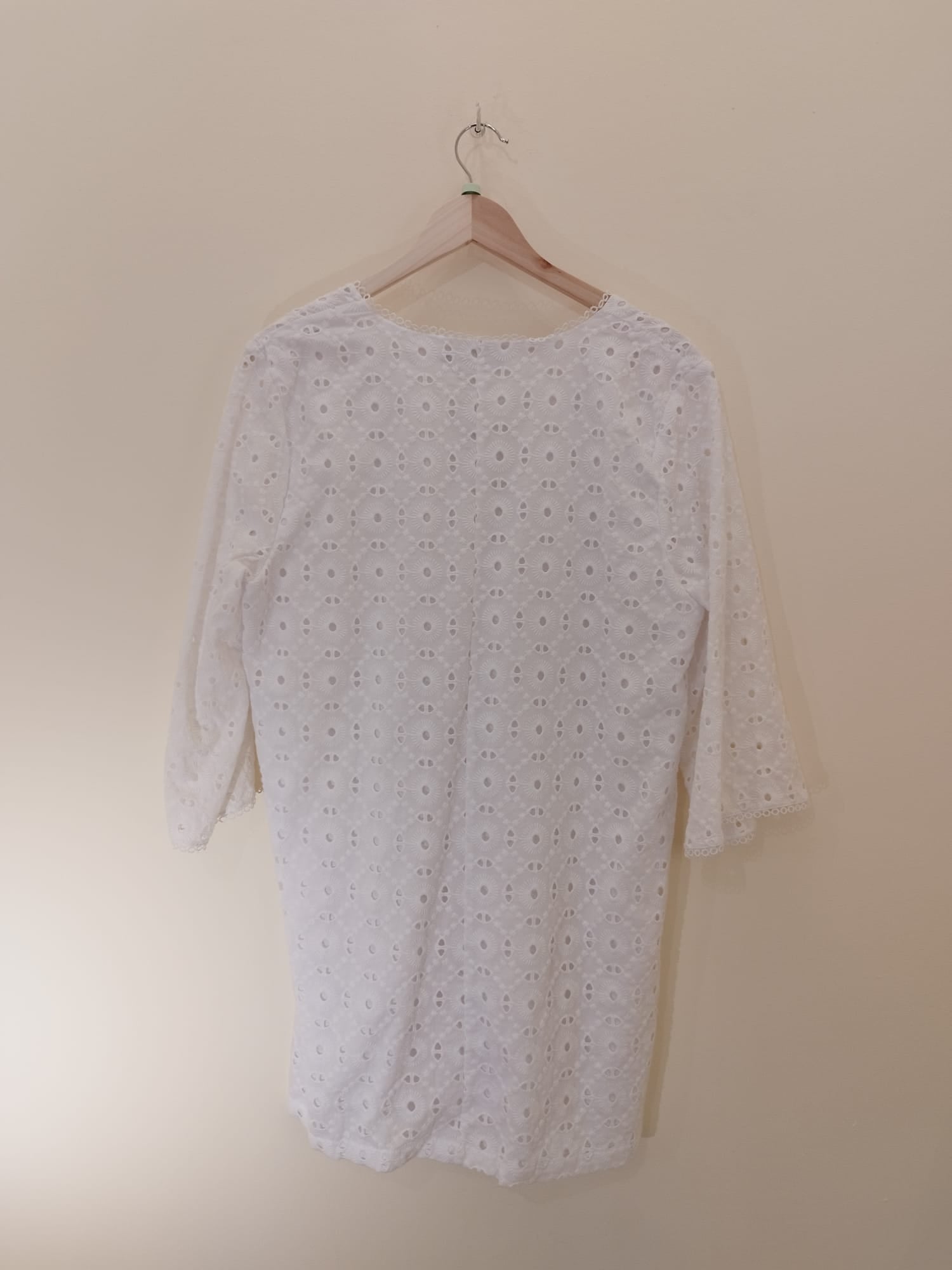 NEU - ZARA Mini Swing Kleid mit V-Front und Lochstickerei