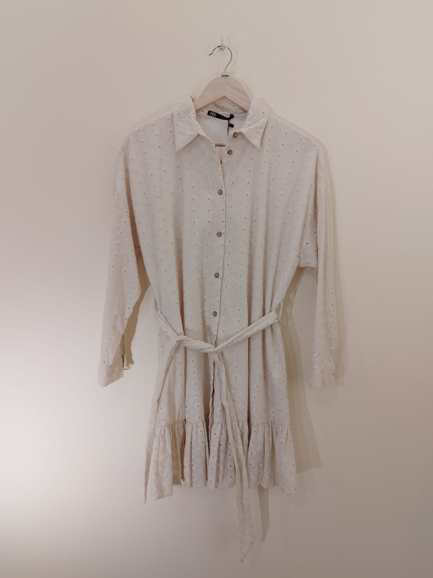 NEU - ZARA Kurzes Hemdkleid mit Lochstickerei