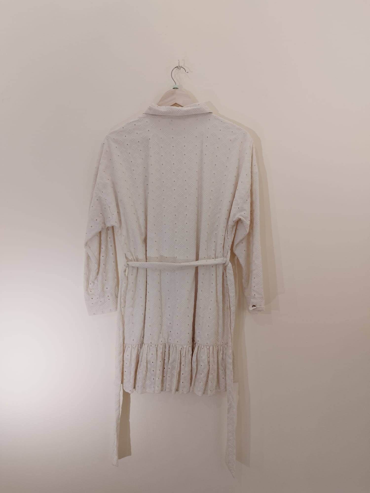 NEU - ZARA Kurzes Hemdkleid mit Lochstickerei